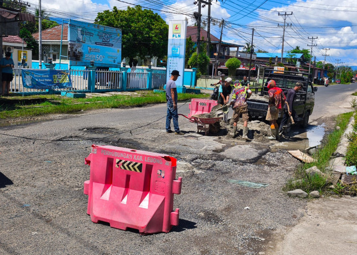 Kerap Bikin Celaka Pengendara, Warga Lebong Swadaya Perbaiki Jalan Depan Bank Bengkulu 
