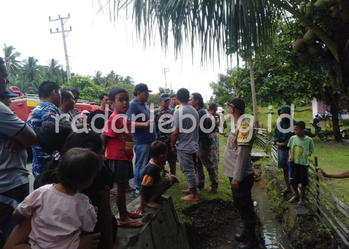 Kunjungi Warga Terdampak Banjir, Bupati Bengkulu Utara Berpesan Waspada