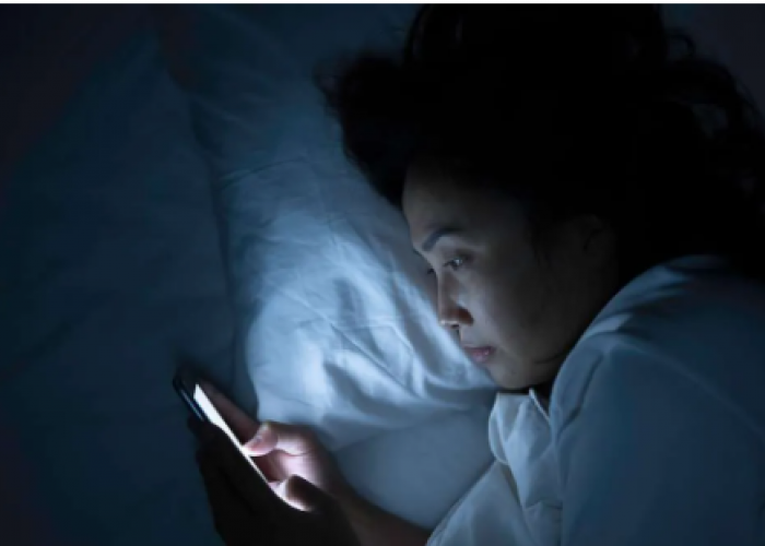 Sering Scroll HP Sebelum Tidur? Waspadai 5 Dampaknya bagi Kesehatan