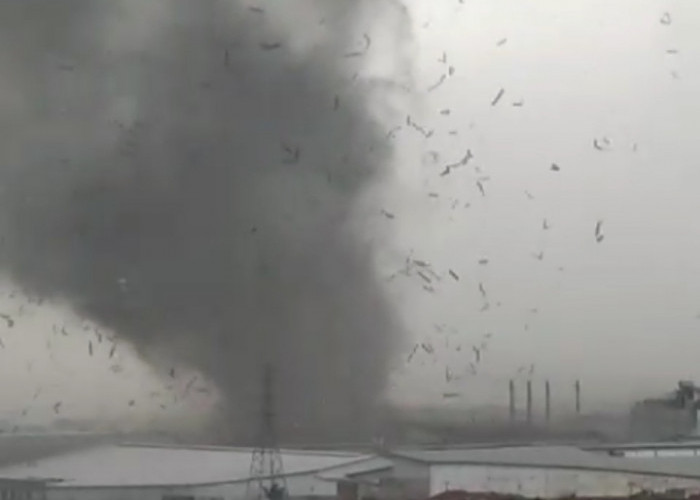 Ngeri! Video Viral Detik-detik Angin Puting Beliung Porak-porandakan Kawasan Rancaekek Bandung