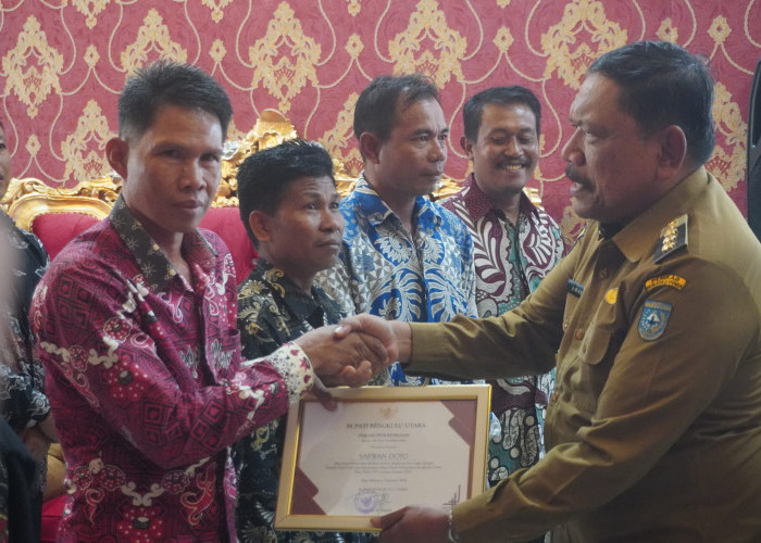 Peran Aktif Tangani COVID-19,  Kepala Desa Bengkulu Utara Terima Penghargaan