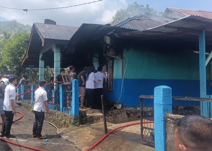 Diduga Korsleting, Api Hanguskan Satu Rumah Warga Gandung Baru dalam Hitungan Menit