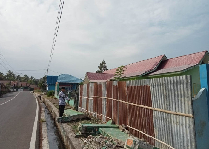 Pagar SMPN 9 Lebong Rusak Pasca Banjir, Belum Diperbaiki