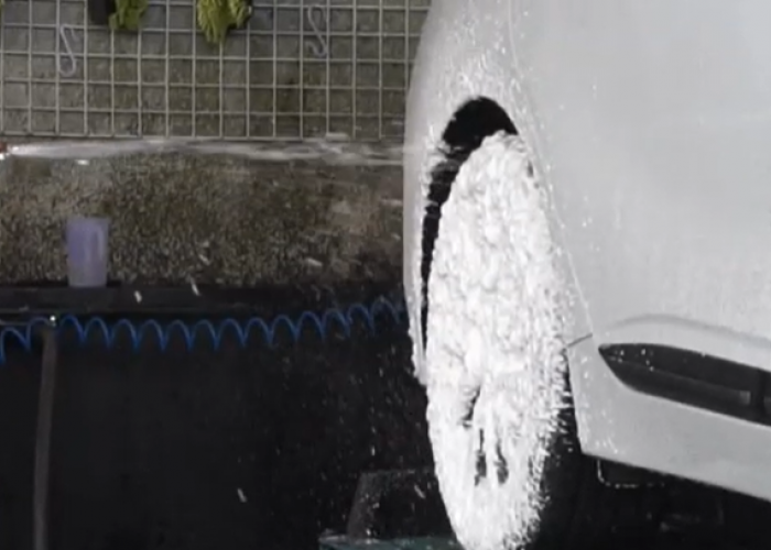   Cara Mencuci Mobil Listrik dengan Aman Seperti Mobil Konvensional