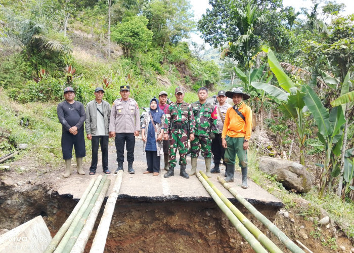 Jalan Penghubung Desa Ajai Siang-Tik Sirong Putus,  Akses Penyebrangan Darurat dari Bambu Dipasang
