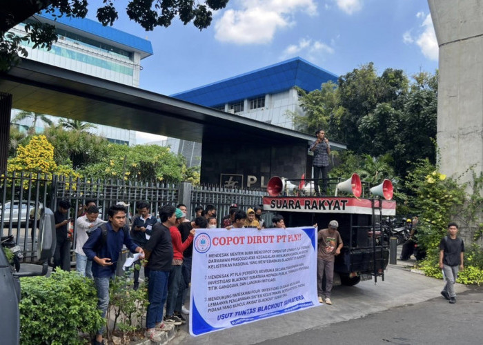 Blackout Sumatera, Mahasiswa Demo di Kantor Pusat PLN Desak Dirut Dicopot