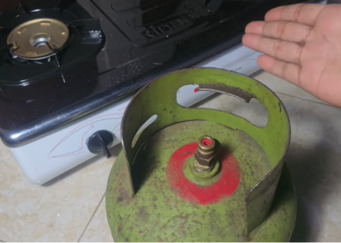 Ibu-Ibu Wajib Tahu! Ini Cara Sederhana Atasi Gas Elpiji Mendesis Hanya Pakai Benang Jahit