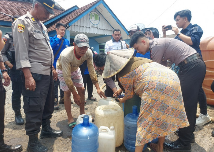 Krisis Air Bersih, Polres Lebong Kerahkan Water Canon Bantu Warga 