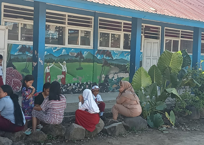 Antusias Orang Tua Antar Anak di Hari Pertama Sekolah