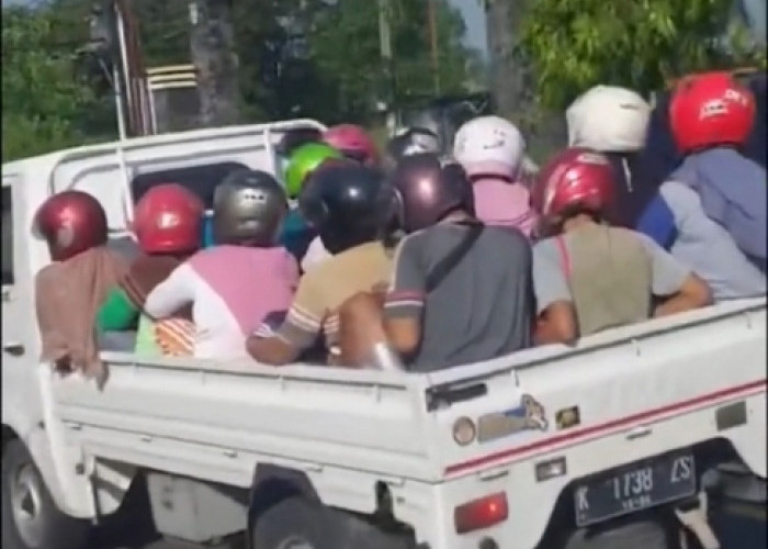 Patut Dicontoh, Penumpang Mobil Pikap Pakai Helm