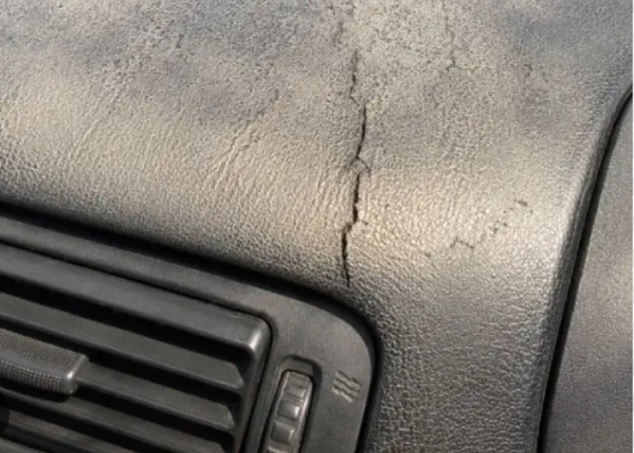 Penyebab Dashboard Mobil Retak dan Cara Mencegahnya