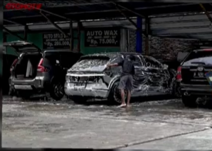 Apakah Boleh Mencuci Mesin Mobil Listrik dengan Air?