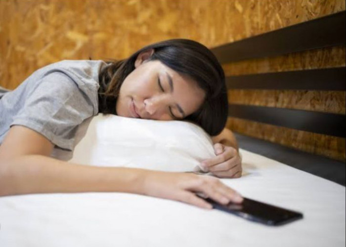 Stop Kebiasaan Tidur di Dekat HP, Ternyata Berbahaya Bagi kesehatan