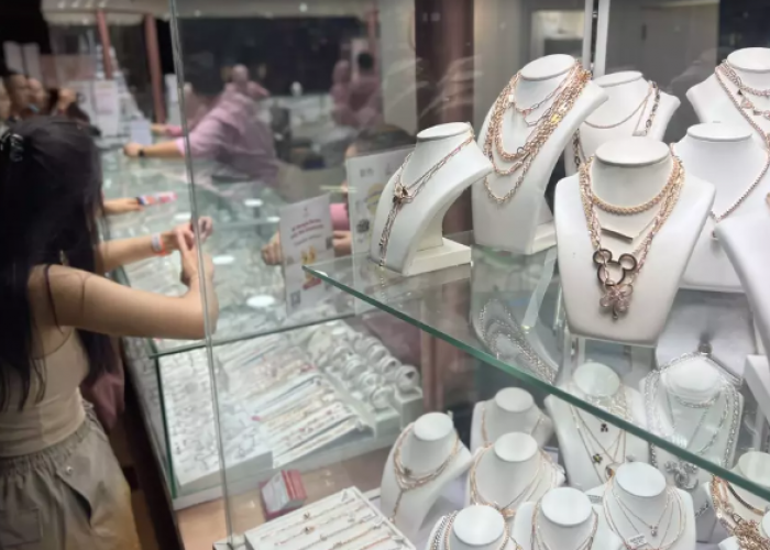 Perbandingan Harga Emas Perhiasan Jumat 30 Januari 2026 di Hartadinata dan Laku Emas