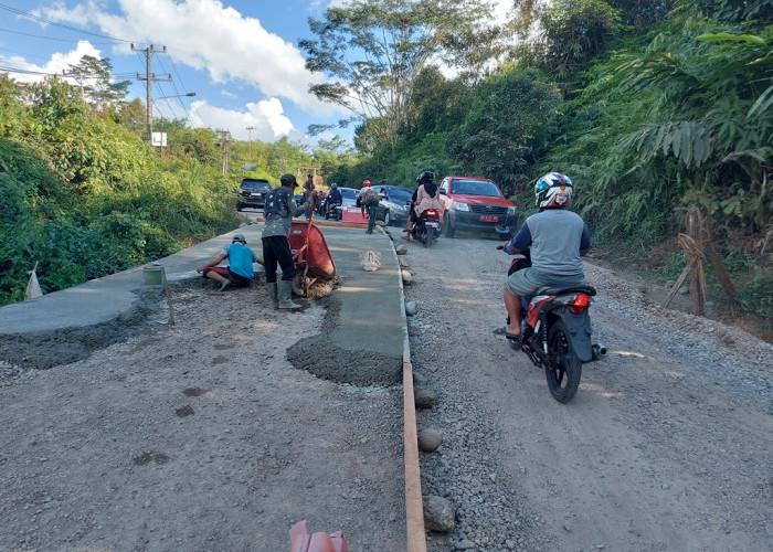 Warga Lebong Mengeluhkan Jalan Rusak? Tenang, Gubernur Rohidin Pastikan Segera Diperbaiki Tahun 2024