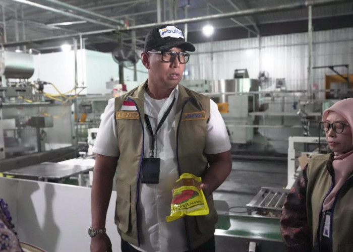Dirut BULOG Sidak Pabrik PT KMR, MinyaKita Berbau Solar Langsung Ditarik