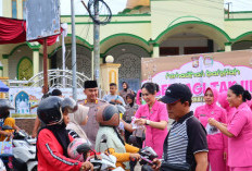 Tebar Kebaikan, Polres Lebong dan Bhayangkari Bagikan 300 Paket Takjil untuk Warga