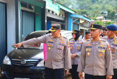Tiga Hari Pasca Bencana Banjir Bandang Lebong, Kapolda Bengkulu Temui Warga dan Berikan Mainan 