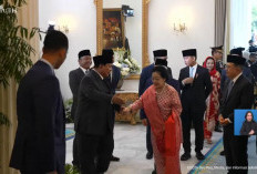 Momen Hangat Hari Lahir Pancasila: Megawati dan Presiden Prabowo Berjalan Sambil Bergandengan Tangan