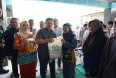 17.039 Warga Terima Bantuan Pangan Beras dan Minyak Goreng 