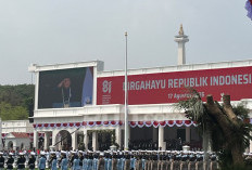 HUT ke-81 RI, Prabowo Cium Bendera Merah Putih dengan Penuh Haru di Istana Merdeka