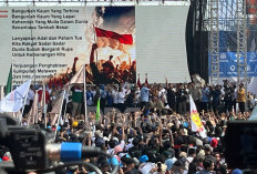 Presiden Prabowo Hadir, Lepas Kemeja Dihadapan Ribuan Buruh Peringatan May Day 2026