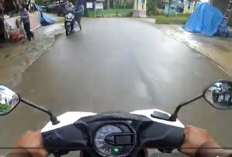 Tips Berkendara Motor di Jalan Licin Saat Hujan Ringan