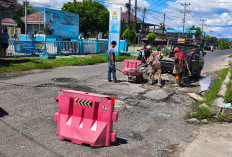 Kerap Bikin Celaka Pengendara, Warga Lebong Swadaya Perbaiki Jalan Depan Bank Bengkulu 