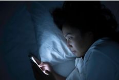 Sering Scroll HP Sebelum Tidur? Waspadai 5 Dampaknya bagi Kesehatan