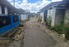 Warga Protes Keras Bekas Galian Pipa Proyek SPAM Putus Kontrak Tak Kunjung Diperbaiki