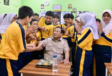 Presiden Prabowo Perintahkan Mendikdasmen Abdul Mu'ti Evaluasi Total Buku Ajar Sekolah