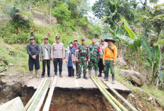 Jalan Penghubung Desa Ajai Siang-Tik Sirong Putus,  Akses Penyebrangan Darurat dari Bambu Dipasang