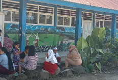 Antusias Orang Tua Antar Anak di Hari Pertama Sekolah
